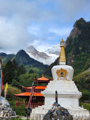 走進(jìn)梅里神湖