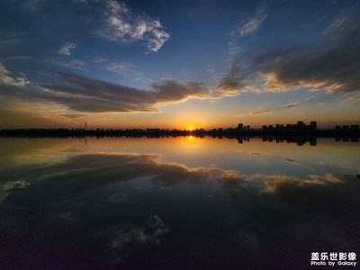 湖邊的日出日落