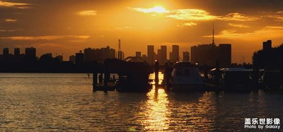 夕陽下的海港碼頭……