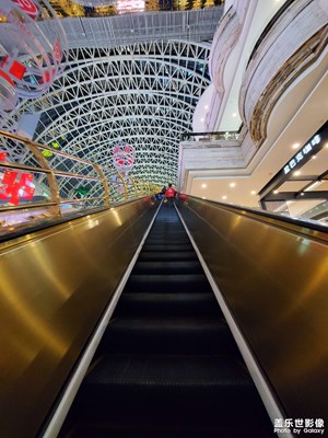 好久沒(méi)有逛商場(chǎng)了，商場(chǎng)好冷清啊