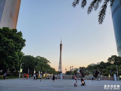 夕陽(yáng)下，花城廣場(chǎng)