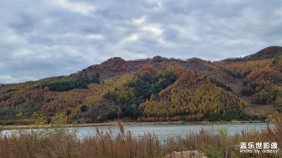 秋天看山色彩斑斕