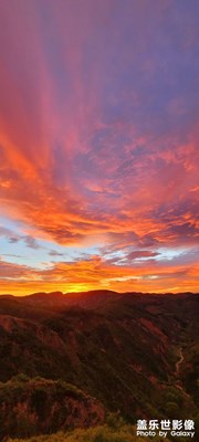 夏天的朝霞光芒萬丈。