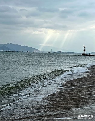 雨后天晴的海邊