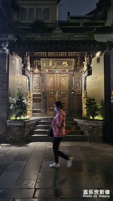 平常游人如織的寬窄巷子，如今稀稀拉拉