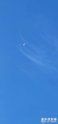 晴好的藍(lán)天月色