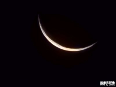 小雪節(jié)氣的清晨，一輪彎彎的月亮