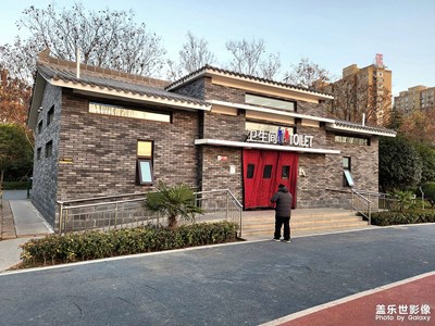 鋤禾日當(dāng)午，汗滴禾下土。