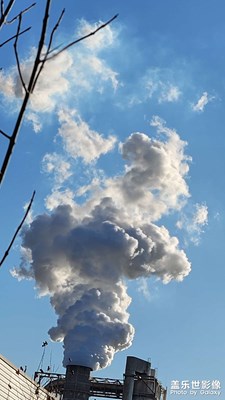 藍天白煙