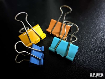 桌面上的小夾子