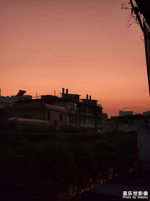 落霞與孤鶩齊飛，秋水共長天一色