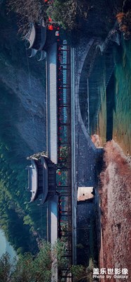 旅行途中碰到的一座廊橋。