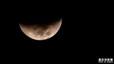 高速堵車(chē)，在半路下道，停下來(lái)賞一賞月亮。