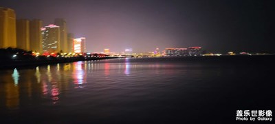 夜晚的海邊
