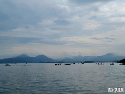 晴雨西湖，一瞬之間。