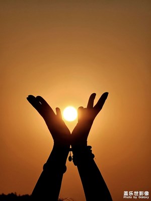 中囝色彩。