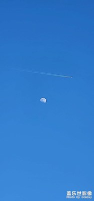 藍(lán)天皎月