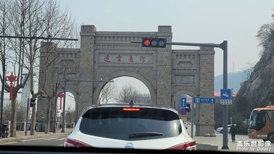 一座別具山海港城特征的海邊石街