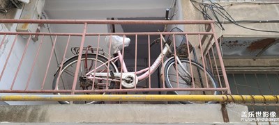 停靠在二樓的自行車