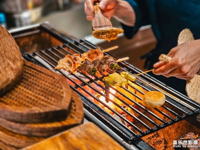 邊做張國(guó)榮專場(chǎng)邊拍照