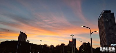 萬里江山醉晚霞，天邊錦緞百重花。