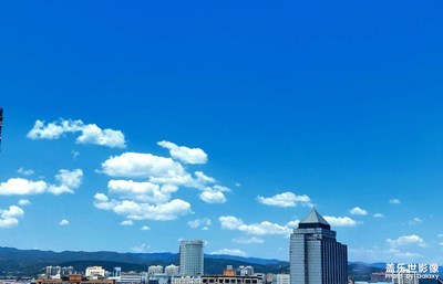 最近天空真的很藍云朵也好看