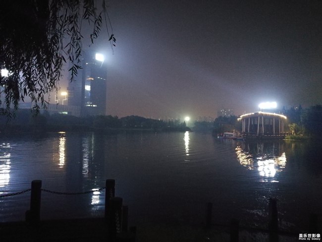 三星note8和華為P10plus夜景對比圖，