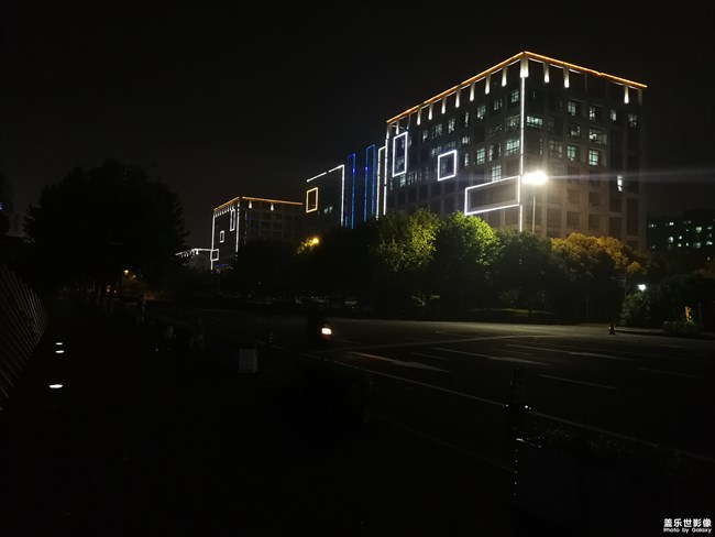 三星note8和華為P10plus夜景對比圖，