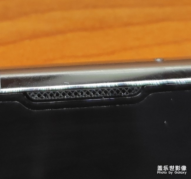 s10＋聽筒掉漆剛買八天  求助