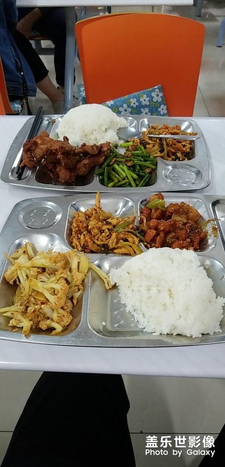 大學(xué)食堂餐