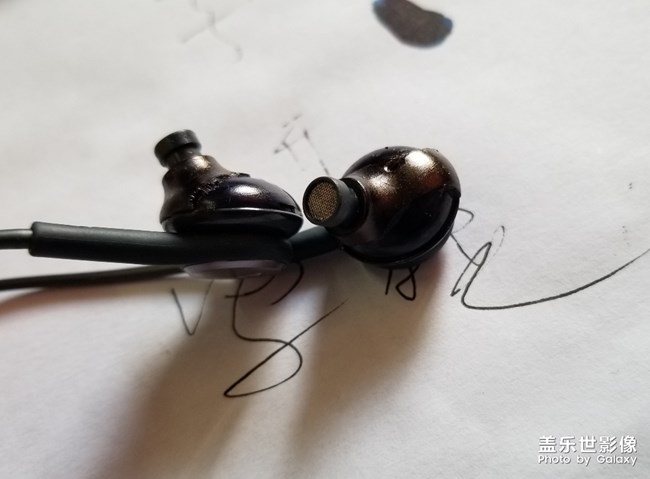 AKG耳機(jī)上面的膠皮全部掉了