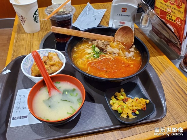 吃飯，手機(jī)先吃。