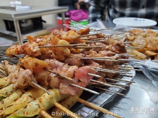 吃飯，手機(jī)先吃。