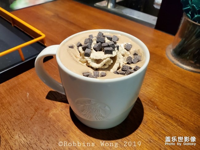 吃飯，手機(jī)先吃。