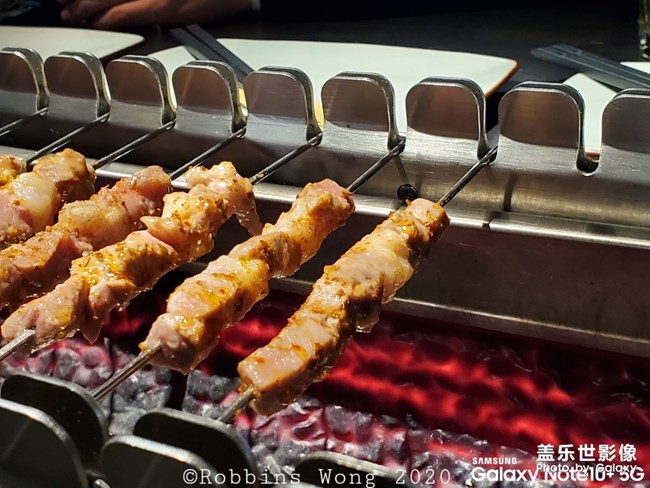 吃飯，手機(jī)先吃。