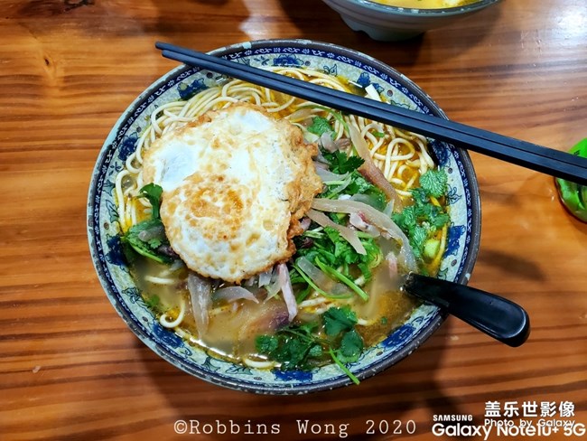 吃飯，手機(jī)先吃。