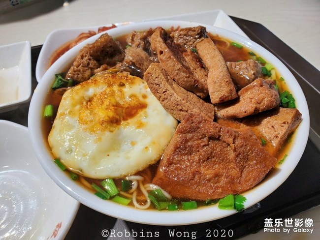 吃飯，手機(jī)先吃。