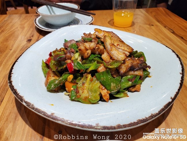 吃飯，手機(jī)先吃。