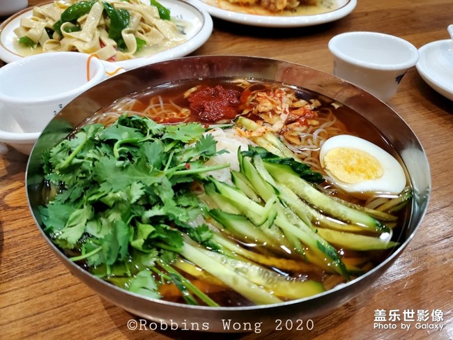 吃飯，手機(jī)先吃。