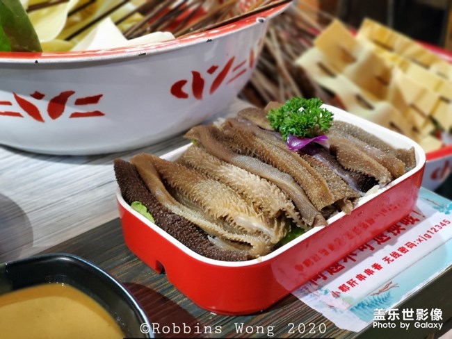 吃飯，手機(jī)先吃。