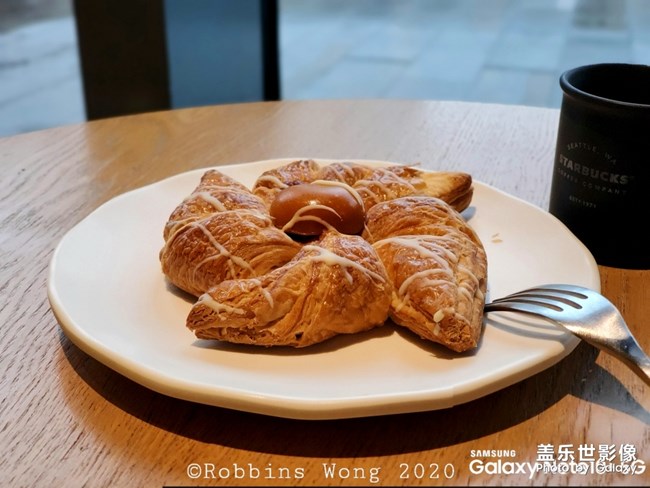 吃飯，手機(jī)先吃。