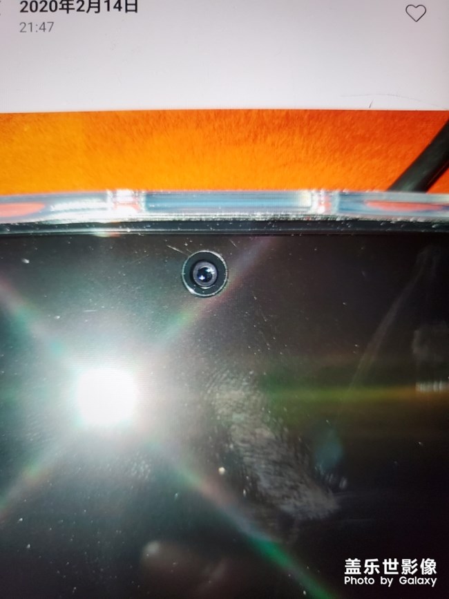 note10+前置攝像頭偏嗎？