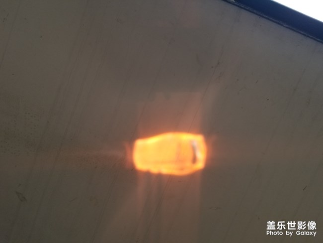 s10+皓玉白陽光下影子金色影子蠻好看