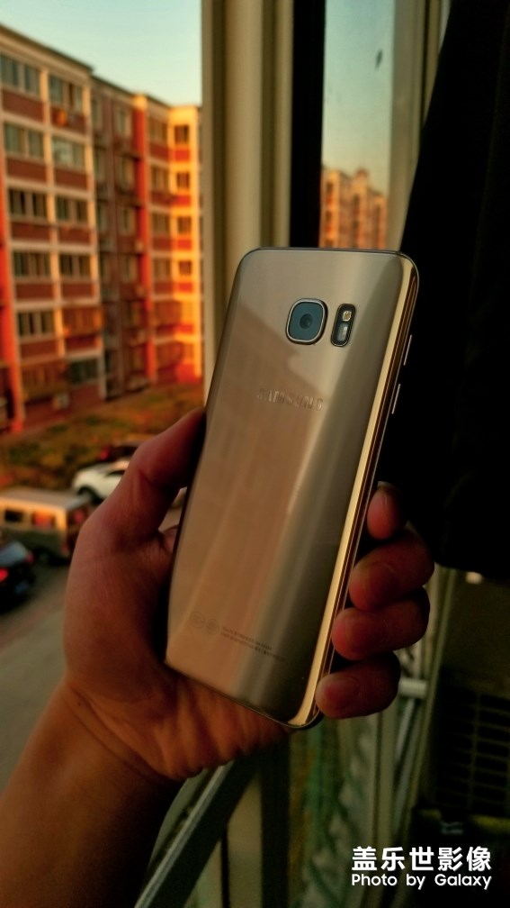 很經(jīng)典的三星S7Edge??