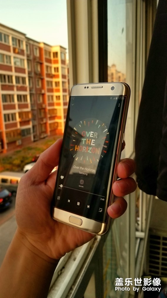 很經(jīng)典的三星S7Edge??