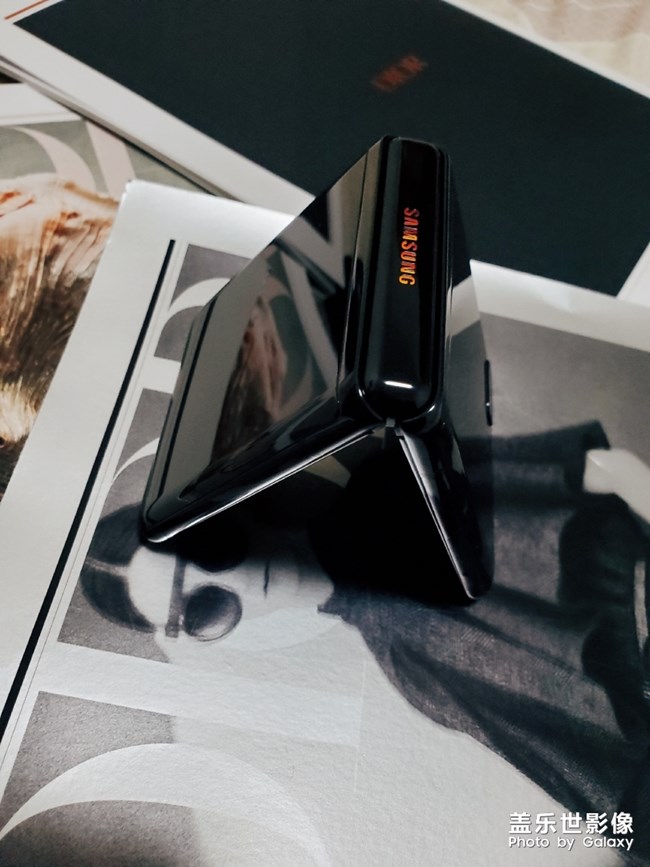 時裝精們的時尚電話!“Anycall?? ”Zflip