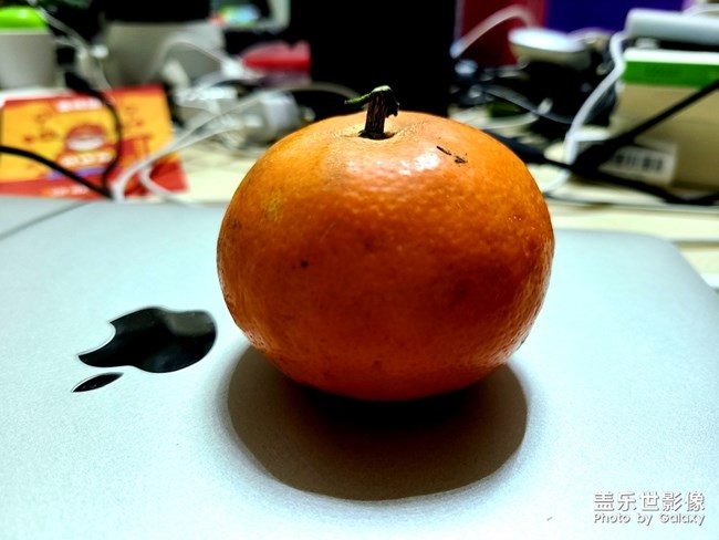 睡覺前來個(gè)橙子??補(bǔ)充一下營養(yǎng)