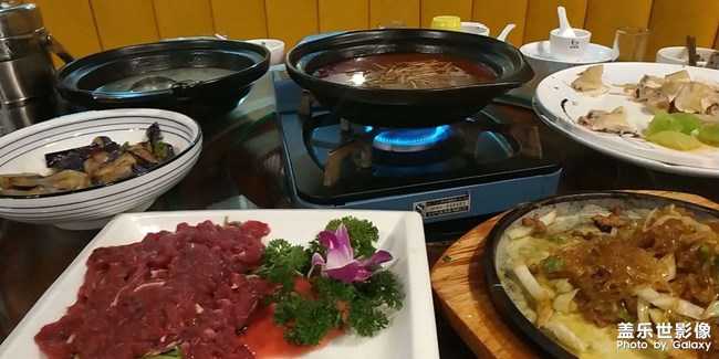 晚上朋友小聚，酒逢知己千杯少