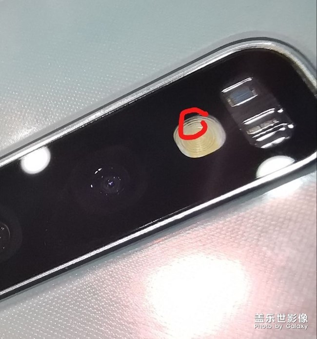 三星s10閃光燈里有個(gè)黑點(diǎn)