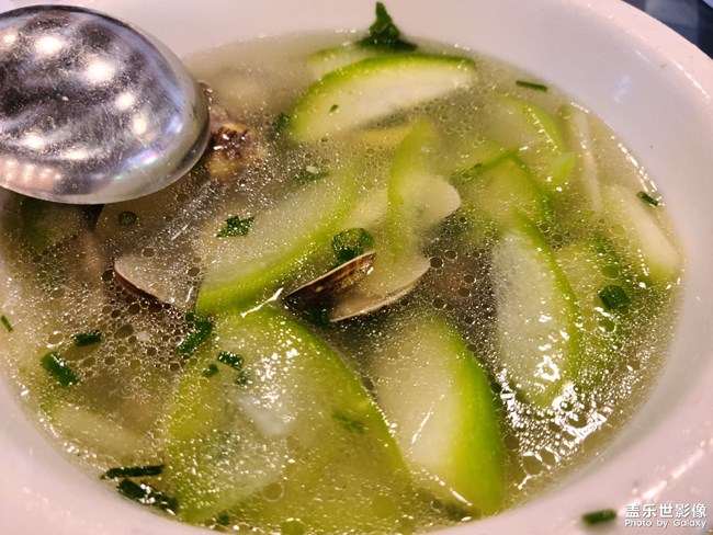 來到海邊其次就是為了吃海鮮的，還有看美麗的風(fēng)景線